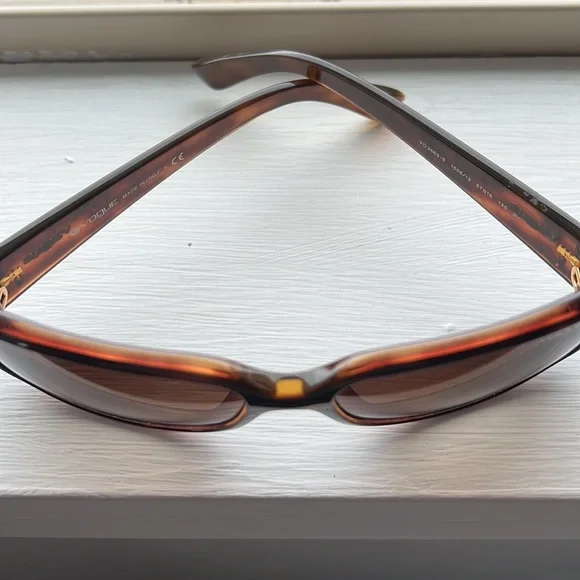 Vogue sunglasses and case no scratches - Picture 2 of 7